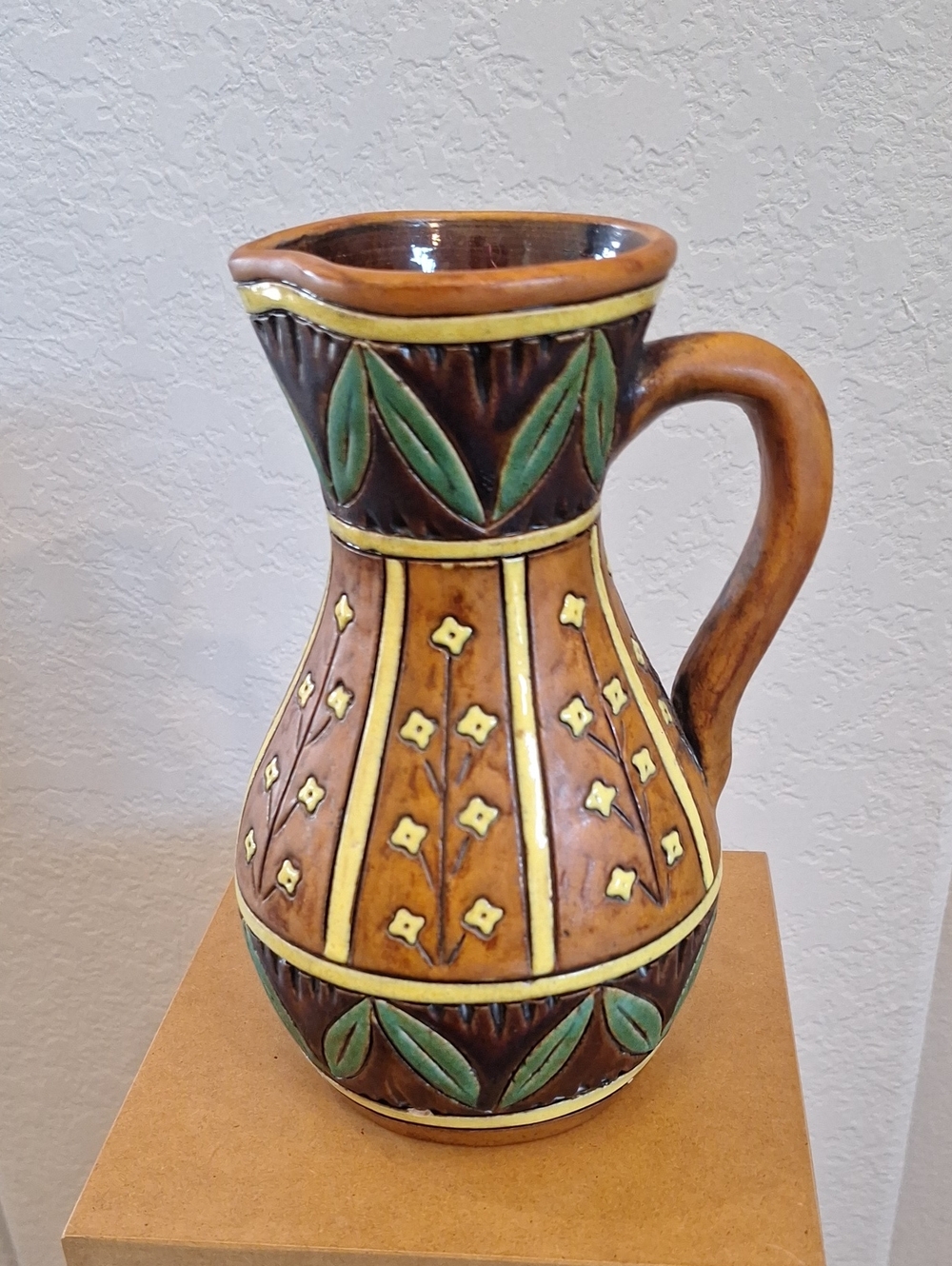 Vintage Artist Signed Folksy Artsy Floral Leaf Pottery Pitcher Vase Bari Logue - Picture 1 of 7